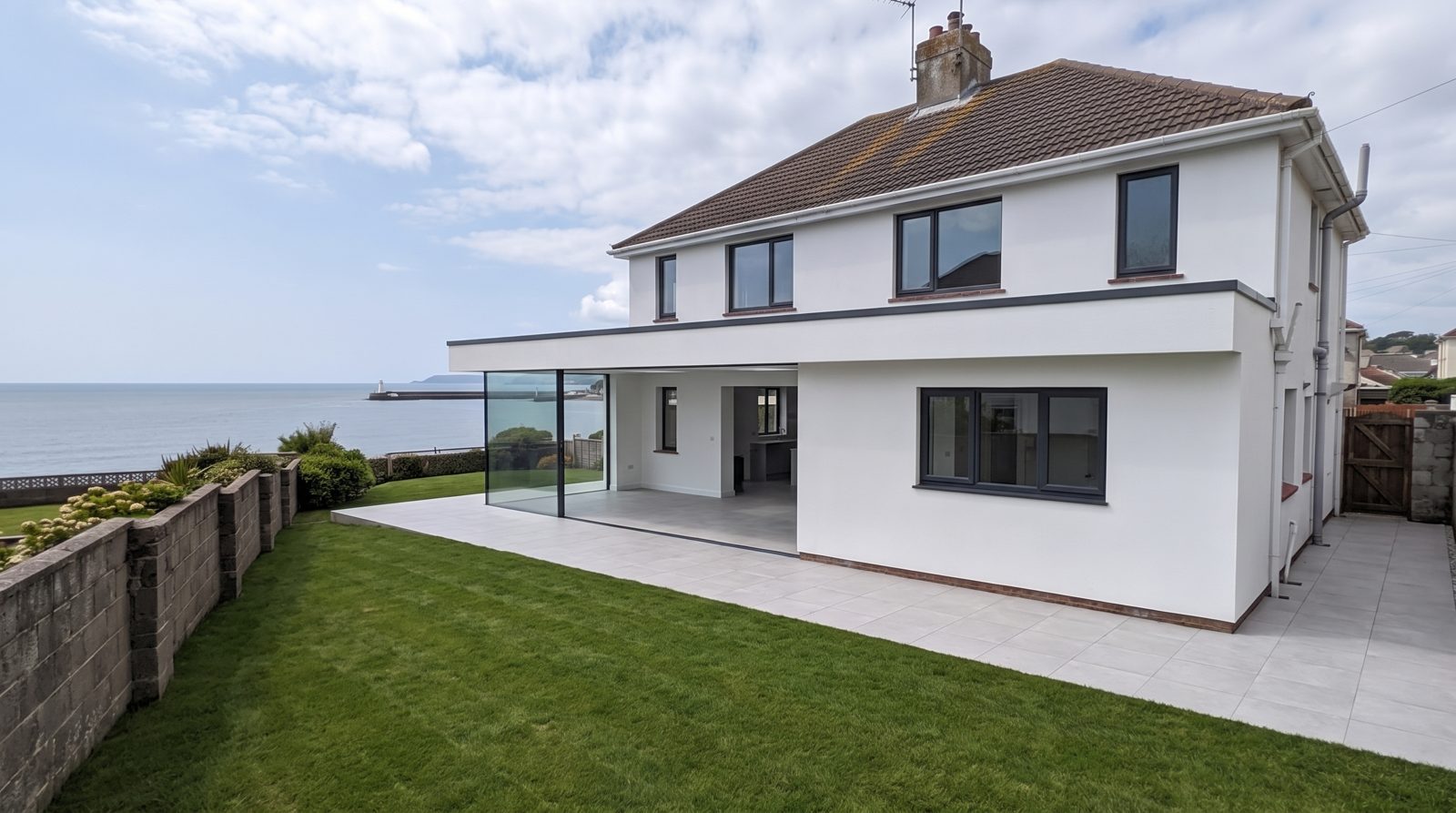 The Corner — frameless structural glass corner open to the sea